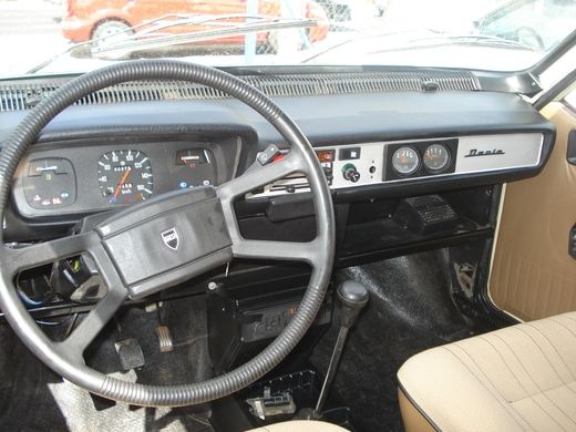 A găsit în garaj o Dacie 1310 nouă, din '94. S-a uitat în bord, nu i-a venit a crede.De fapt, era...