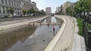 La un pas de tragedie, în Capitală. Un copil și bunicul lui au căzut în râul Dâmbovița