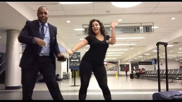 A pierdut avionul şi a rămas în aeroport peste noapte. Cum s-a filmat femeia, împreună cu angajaţii