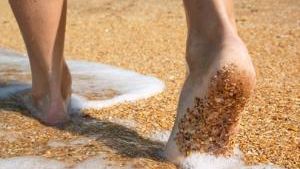 Iată ce se întâmplă în organismul tău dacă mergi desculț timp de 10 minute