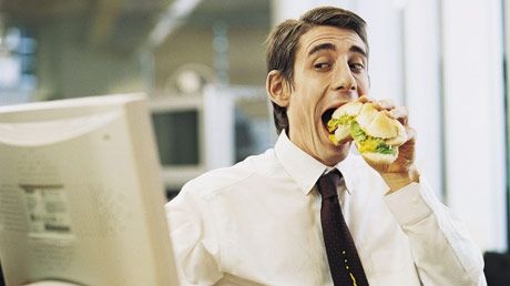 Ce trebuie să faci ca să nu te îngrași când mănânci la birou