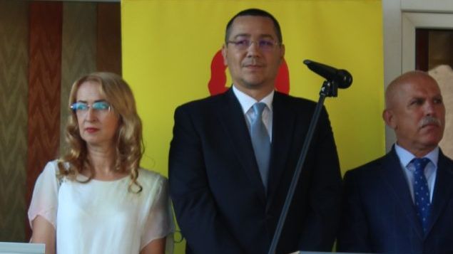 Ţinuta îndrăzneaţă a unei directoare de liceu a atras toate privirile în prima zi de şcoală