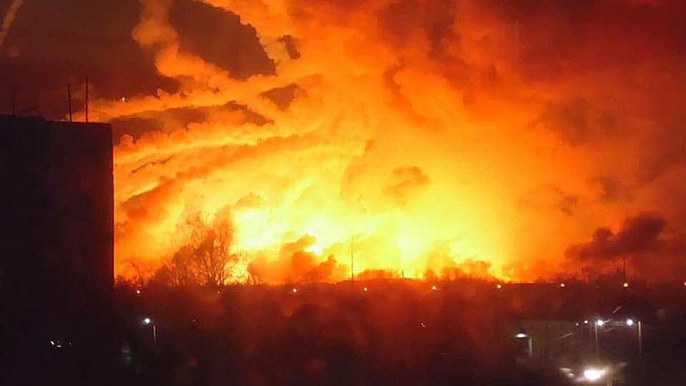 Alertă în Ucraina. Explozii puternice, după ce un depozit de muniţii a luat foc: două victime