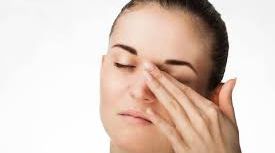 Tu știi de ce ţi se zbate ochiul? Află care sunt cauzele reale 