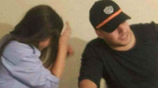 A lăsat nişte interlopi să se fotografieze în uniforma ei. Ce riscă acum eleva Şcolii de Poliţie