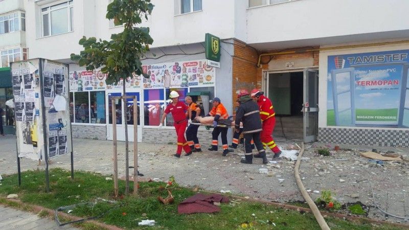 Explozie puternică în Botoşani: 4 victime. Blocul a fost fisurat, locatarii au fost evacuaţi