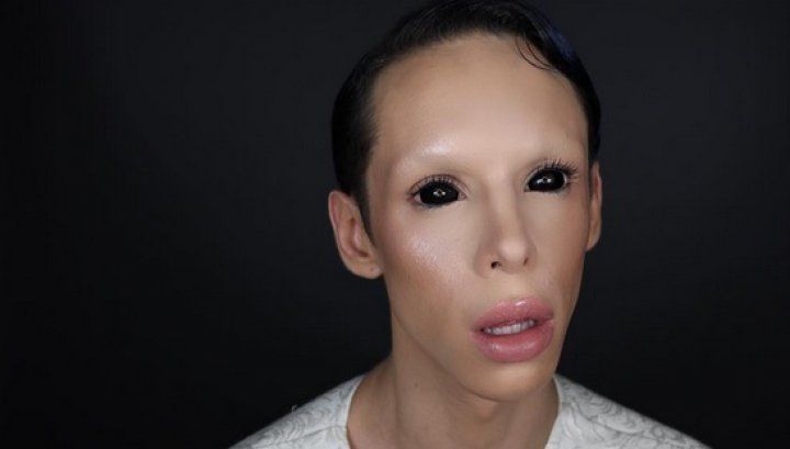 A cheltuit o avere pentru a deveni un extraterestru fără sex: "Nu vreau să mai am nimic jos!"