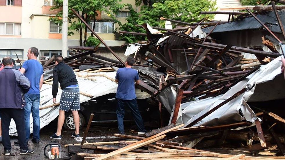 Cei afectaţi de furtună îşi pot depune dosarele cu daunele suferite la Primărie 