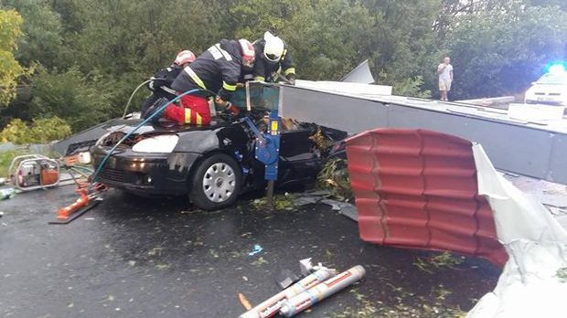 Guvernul alocă 36 de milioane de lei pentru zece județe afectate de furtună. O parte, şi la biserici