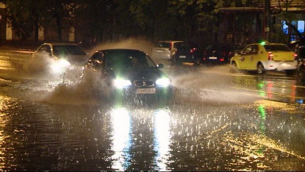 Ce trebuie să faci dacă o furtună ca cea din Timişoara te prinde în maşină. Avertismentul poliţiei