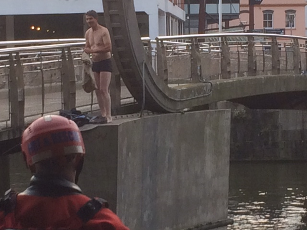 Filmul care înfurie pe oricine: român "încurajat" să se sinucidă de trecători, în Marea Britanie