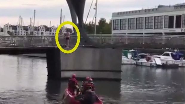 Marea Britanie: Un român s-a urcat pe un pod și a amenințat că se aruncă