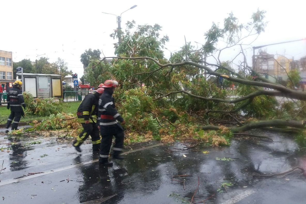 BILANŢ SUMBRU după furtună: 137 de răniţi şi opt morţi. Ministrul de Interne, la faţa locului