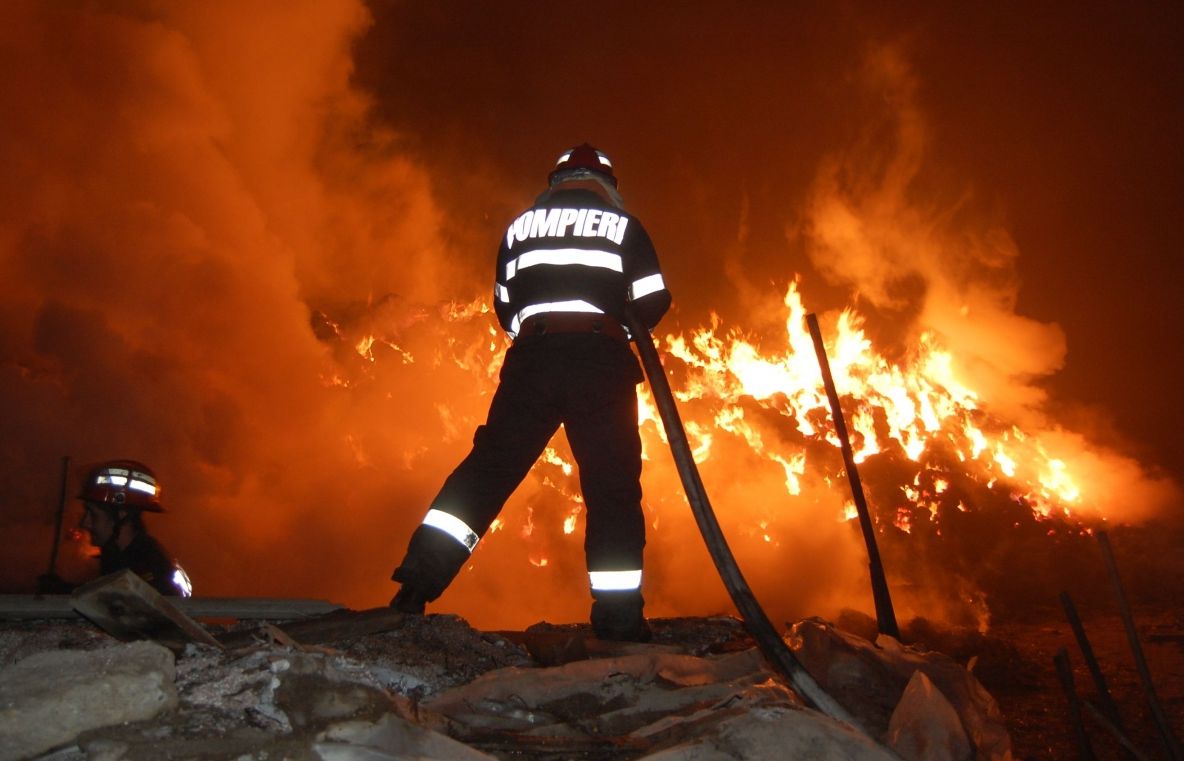 Incendiu la un depozit de artificii din Agigea