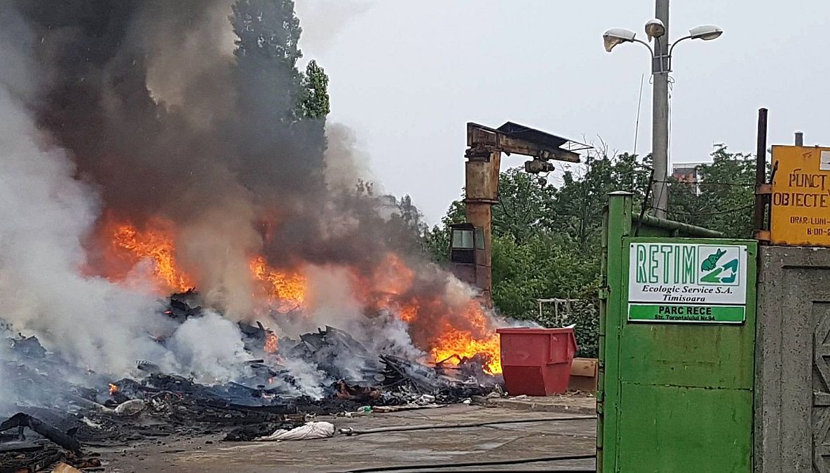 INCENDIU de proporții la Timișoara! Pompierii au intervenit de urgență