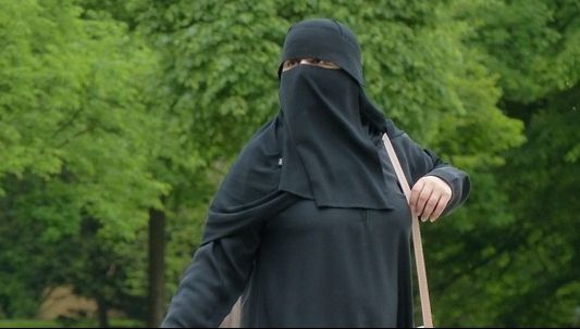 Berlin: O femeie în haine islamice a atacat vânzătoarea unui magazin. Motivul este HALUCINANT