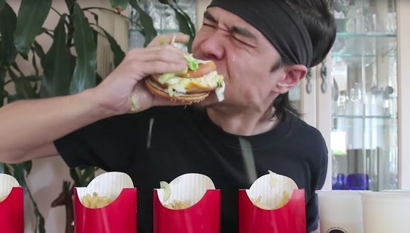 Este aceasta cea mai grea competiție? A consumat o masă de 7500 de calorii în 5 minute