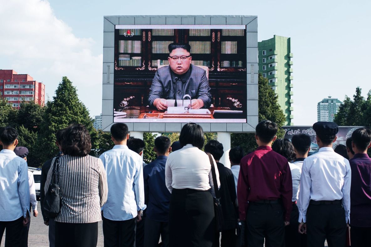 Fotografiile cu liderul nord-coreean care şochează lumea: Kim Jong-Un, victima unei mode bizare