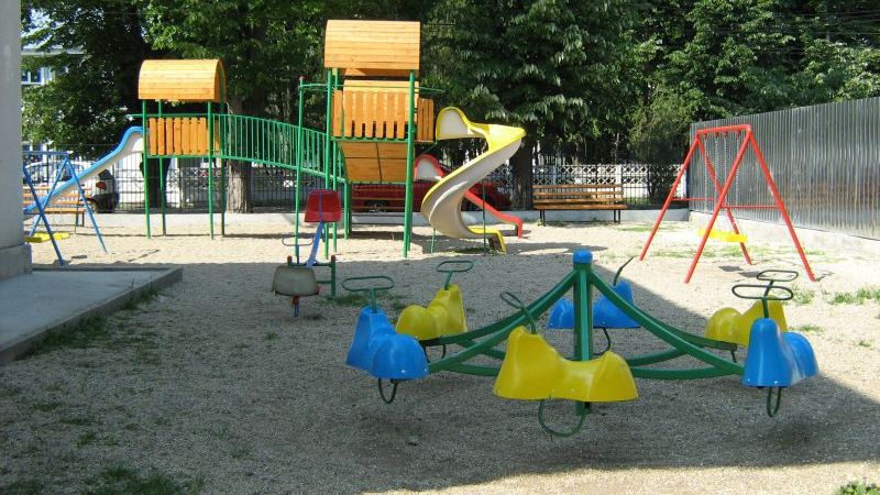 "Sub nicio formă să nu le atingă. RISC DE CONTAMINARE". Ce au găsit mai multe mămici într-un parc