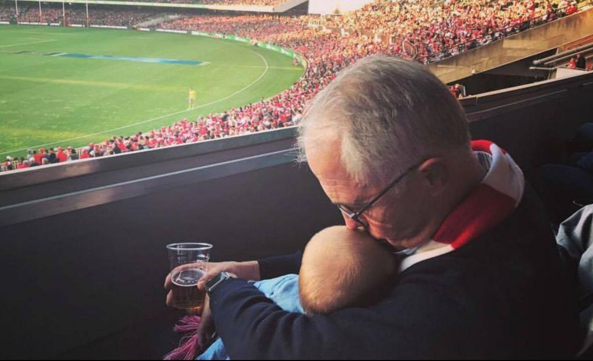 Fotografia cu un premier care scandalizează o ţară: cu berea într-o mână şi bebeluşul în alta