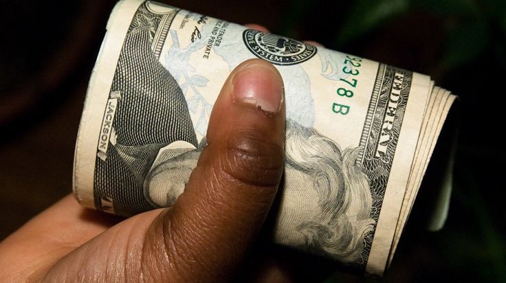 Un polițist care a cerut o șpagă uriașe, înșelat de complice