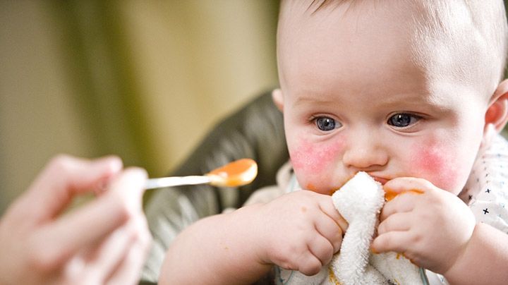 Caz terifiant: Un bărbat prins în timp ce otrăvea mâncarea de bebeluşi dintr-un supermarket