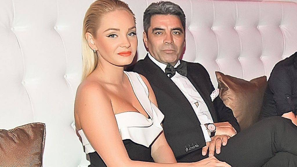 Ce spune Maria Constantin, după ce a fost acuzată că a întreţinut relaţii intime pe capota maşinii