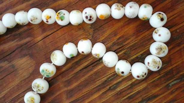 A găsit prin casă niște mărgele de sticlă vechi. Când a vrut să vadă ce valoare au a înlemnit! 