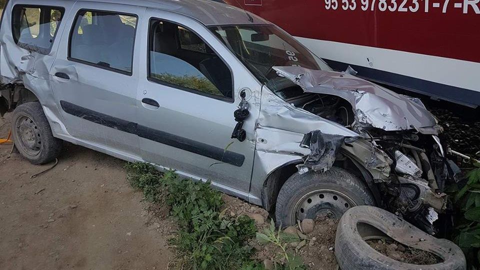 Accident stupid de tren la Ploiești. A vrut să traverseze calea ferată și s-a blocat pe șine
