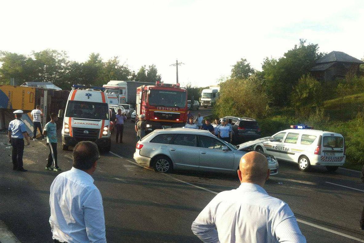 Accident grav în Vâlcea: 3 răniţi grav! Un TIR s-a răsturnat peste două maşini