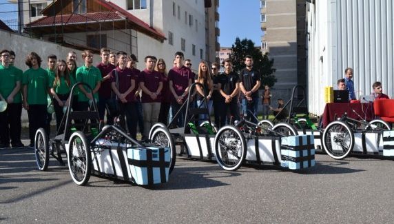 Primele maşini de curse electrice care rulează în România, prezentate în prima zi de şcoală