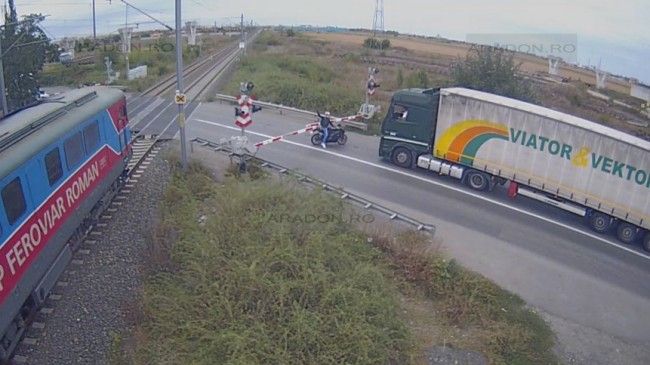 Motociclistul care a sfidat moartea trecând prin faţa unui tren dezvăluie de ce a făcut acest gest