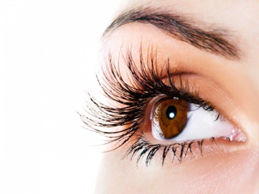 Cum arată femeia cu cele mai LUNGI GENE naturale din lume? Nicio altă femeie nu şi le doreşte!