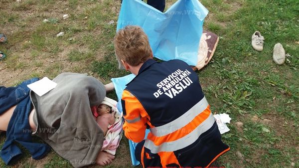 Povestea uluitoare a fetiţei care s-a născut în curtea şcolii 