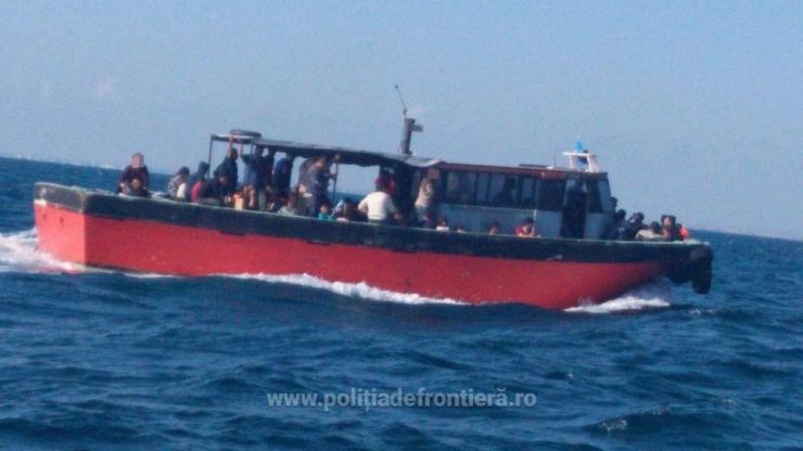 O navă cu 87 de refugiaţi, interceptată în apropierea ţărmului românesc al Mării Negre