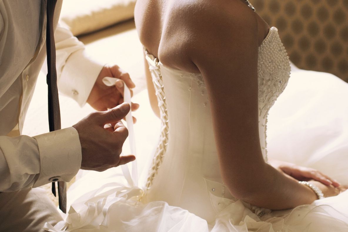 Mireasa i-a zis că e virgină, dar, în noaptea nunţii, soţul a descoperit altceva.A luat un bici şi..