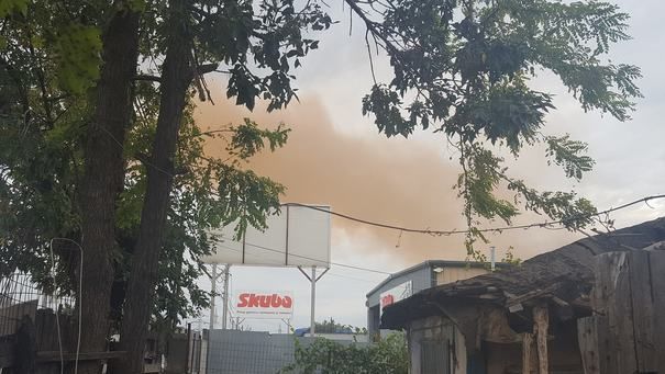 Fenomen bizar într-un oraș din România: Un nor roşiatic a apărut pe cer