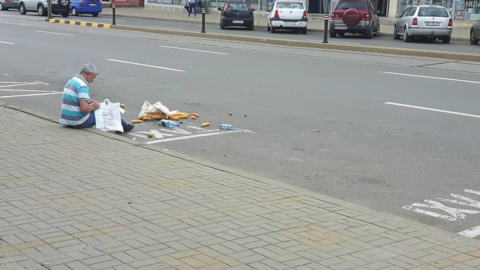 Călător umilit de un șofer de microbuz. L-a înjurat, i-a aruncat plasele şi l-a dat afară