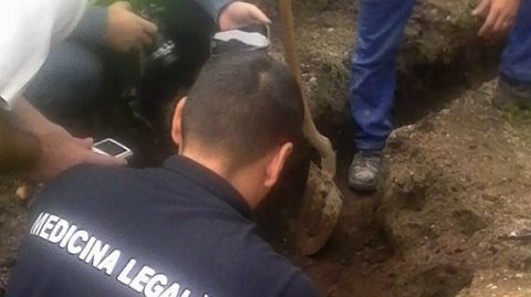 Descoperire macabră făcută de un bărbat în propria curte. S-a întâmplat în timp ce săpa un şanţ