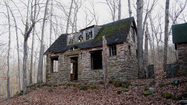 A găsit o casă părăsită, a intrat în ea şi, câteva secunde mai târziu, a regretat amarnic. Era...