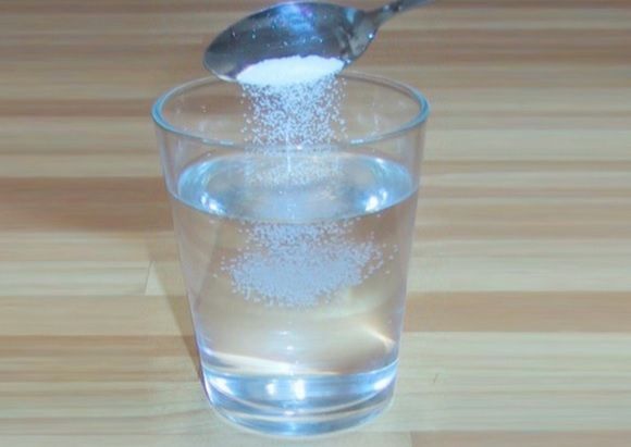 Lasă un pahar cu apă, sare şi oţet în cameră 24 de ore şi vezi ce se întâmplă. Schimbări uimitoare!