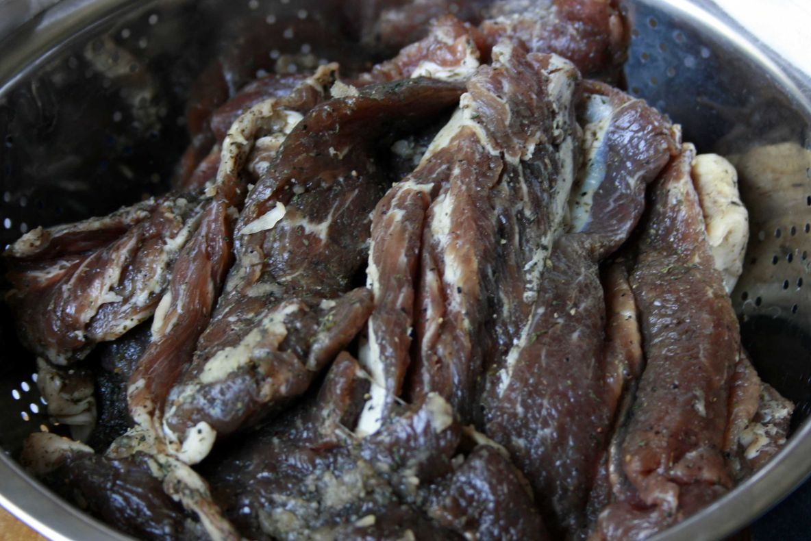 Vrei să faci pastramă de oaie la tine acasă? Iată reţeta tradiţională. O să iasă delicioasă!