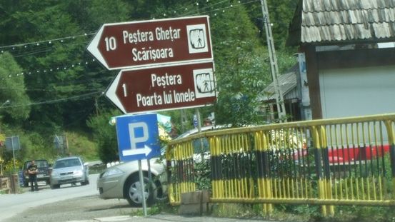 Zeci de turiști, BLOCAŢI în urma furtunii, în zona ghețarului de la Scărișoara 