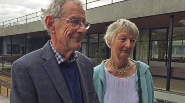 Doi pensionari au donat un PIAN unei școli, fără să știe ce era ascuns înăuntru. Au pierdut tot