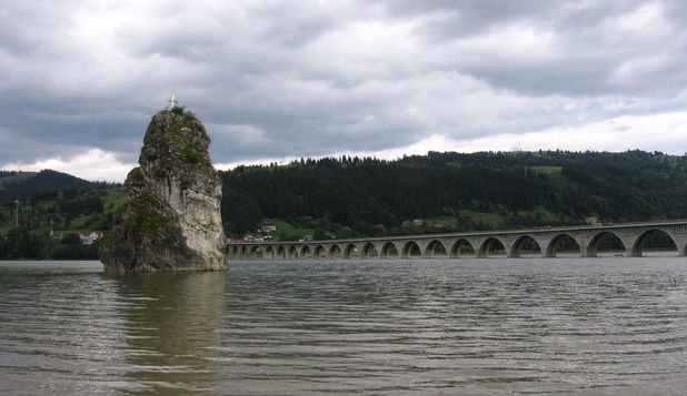 Misterul stâncii din România care se mişcă singură noaptea. Cum este posibil aşa ceva?