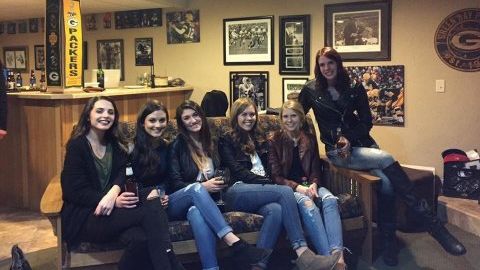 Şase fete cu doar cinci perechi de picioare. Priveşte cu atenţie fotografia! Te-ai prins?