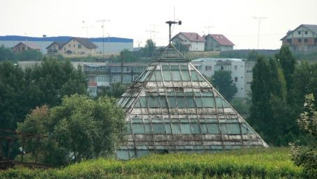 Misterele piramidei din Piteşti! Ce lucruri BIZARE se întâmplă în monumentul de la marginea oraşului