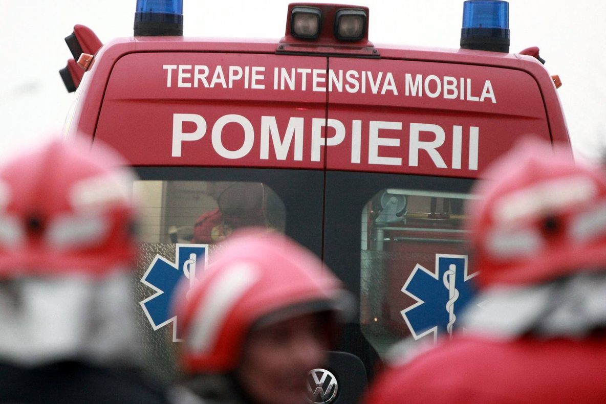 INCENDIU VIOLENT la un service auto din jud. Ilfov: o victimă. Hala s-a prăbuşit 