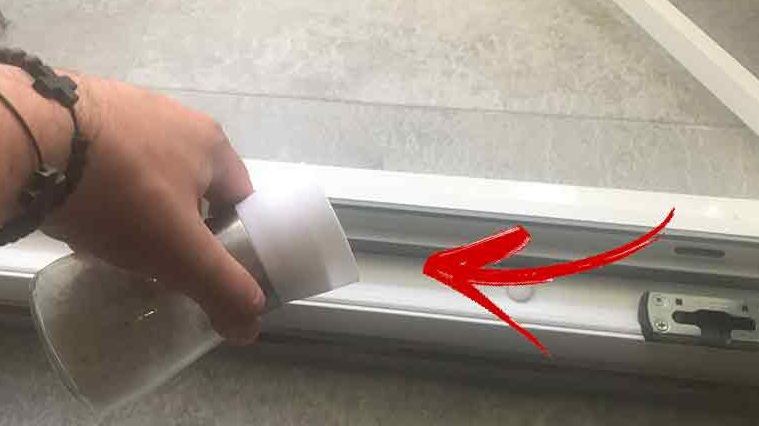 A presărat sare pe tocul geamurilor și al ușilor. Când vei vedea efectul, vei face și tu asta!