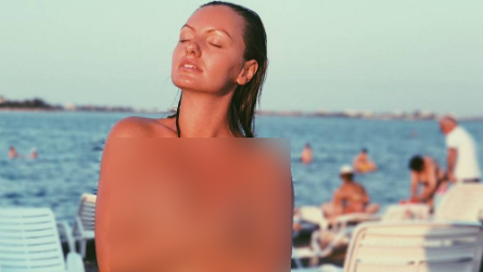Au zărit o blondă topless pe plajă, la final de sezon. S-au uitat mai bine la ea, era Alexandra Stan